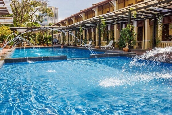 Outdoor pool, free pool cabanas, pool loungers