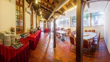 Lunch and dinner served, Chinese cuisine