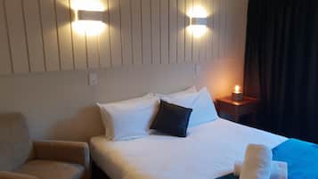 Basic Room, 1 Queen Bed | 2 bedrooms, laptop workspace, iron/ironing board, free WiFi