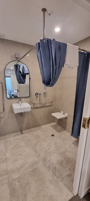 Comfort-Apartment | Badezimmer | Dusche, Haartrockner, Handtücher