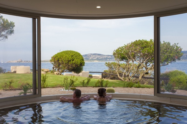 Indoor spa tub