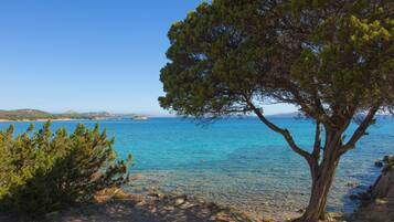 Yksityinen ranta, valkoista hiekkaa, aurinkotuoleja, aurinkovarjoja