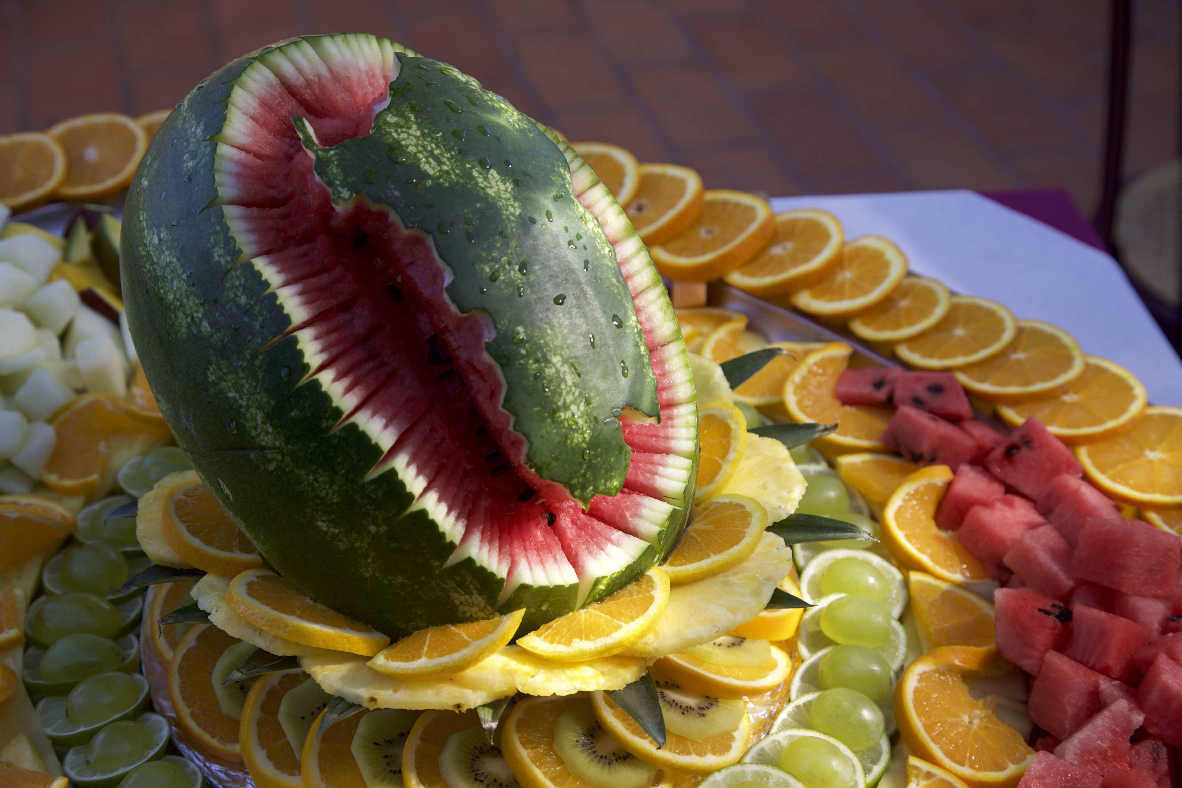A safata de fruita amb síndria, taronges, raïm i trossos de síndria.