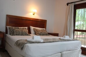 Kamar Quadruple | Tirai kedap cahaya, setrika/meja setrika, Wi-Fi gratis, dan seprai linen