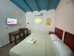 Double Room | Blackout drapes, iron/ironing board, free WiFi, bed sheets - Palo Rosa Lodge (Puerto Iguazú)