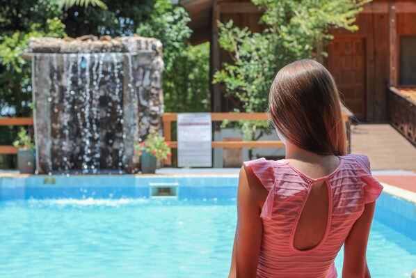 Outdoor pool, pool umbrellas, pool loungers - Palo Rosa Lodge (Puerto Iguazú)