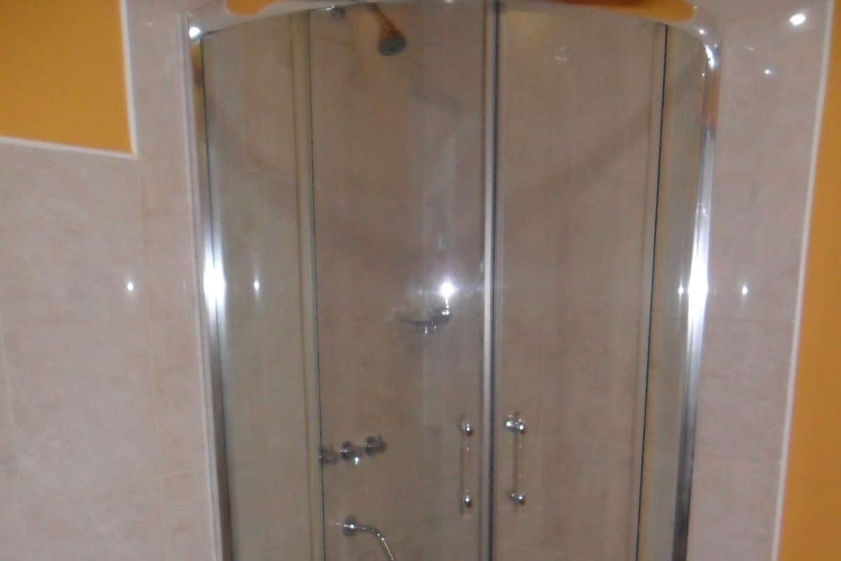 Standard Double Room, 1 Double or 2 Twin Beds, Non Smoking | Bathroom | Shower, free toiletries, bidet, towels