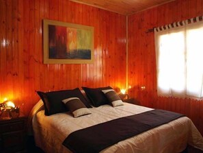 Exclusive-bungalow, tupakointi kielletty | Tallelokero huoneessa, lisävuoteet, vuodevaatteet