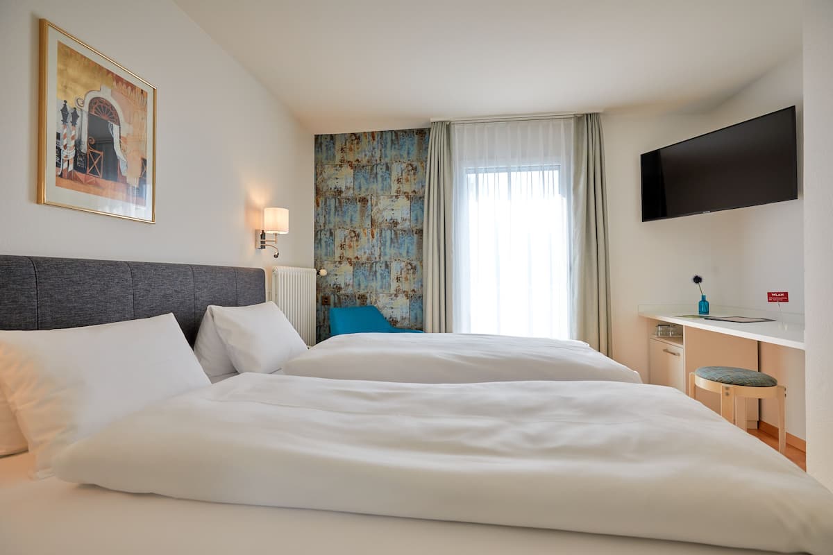 standard single room, lake view | minibar, in-room safe, blackout curtains, rollaway beds