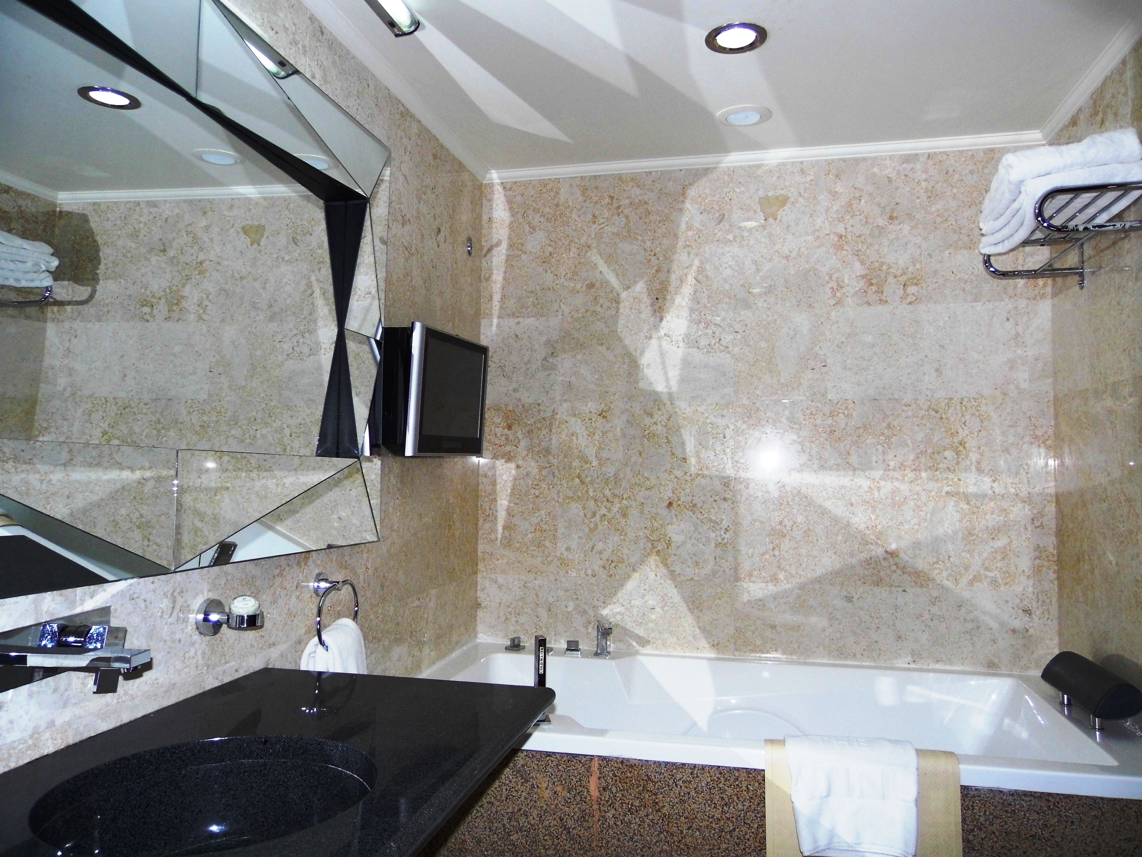 separate bathtub and shower, rainfall showerhead, free toiletries