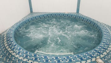 Indoor spa tub