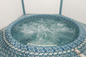 Indoor spa tub