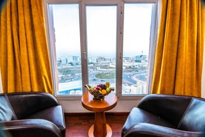 Ropa de cama de alta calidad, caja fuerte, escritorio