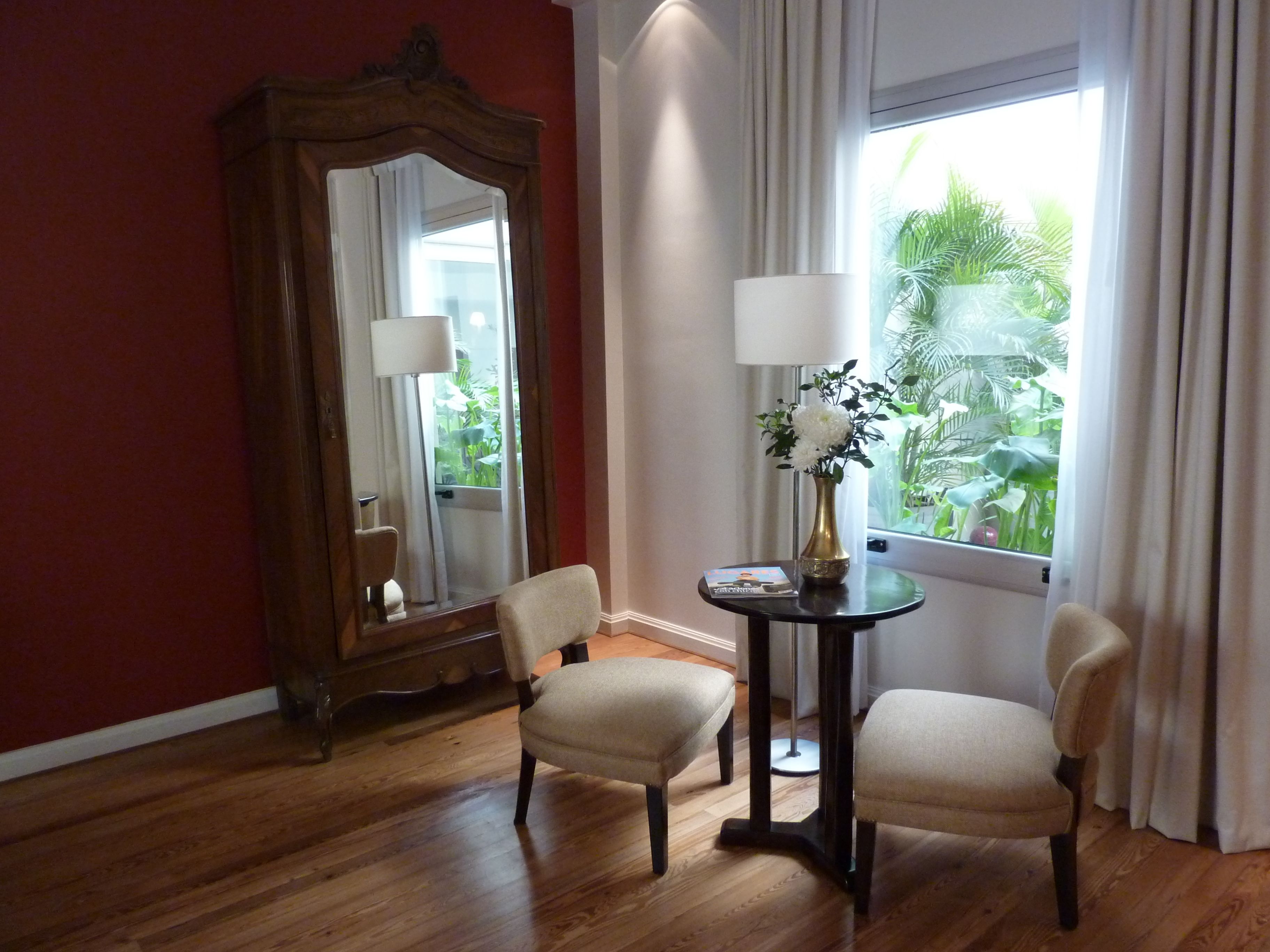 deluxe room | living area | lcd tv, netflix