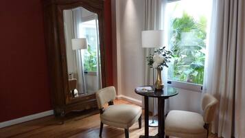 Habitación Deluxe | Área de sala de estar | Televisión LCD y Netflix