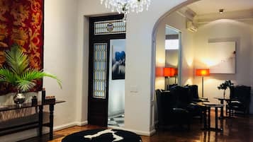 Lobby lounge