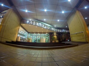 The exterior of Al Kazar Hotel with a modern design, featuring a prominent entrance and a tiled ground floor. - Hotel Alkazar (San Juan)