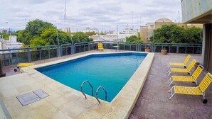 Una piscina en la azotea con vistas a la ciudad.