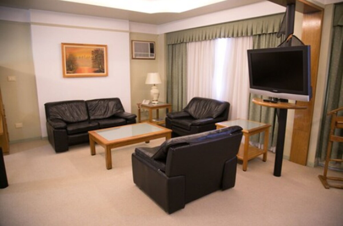 Suite | Minibar, caja fuerte, escritorio y cortinas opacas