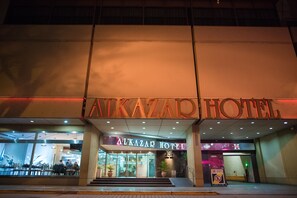 Façana frontal de l'allotjament (vespre/nit)