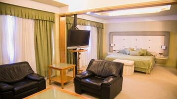 Phòng Suite | Minibar, két bảo mật tại phòng, bàn, màn/rèm cản sáng