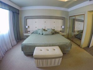 Minibar, in-room safe, desk, blackout curtains - Hotel Alkazar (San Juan)