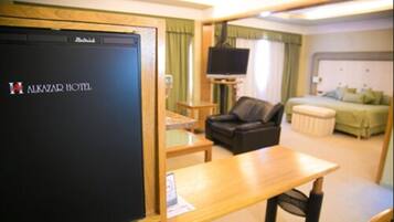 Suite | Bar mini, peti besi dalam bilik, meja, langsir/tirai gelap terus