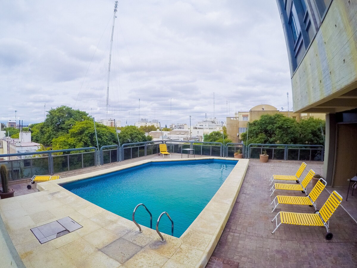 Una piscina al aire libre