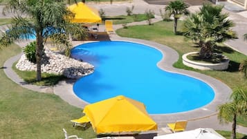 Una piscina al aire libre de temporada