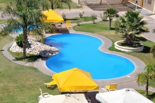 Una piscina al aire libre de temporada