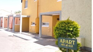 Un immeuble jaune avec une enseigne indiquant les appartements 401 et 410.