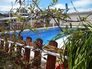 季節性室外游泳池,開放時間為 10:30 至 19:00,提供日光浴躺椅