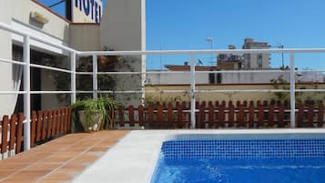 Kolam renang outdoor musiman, dengan kursi berjemur