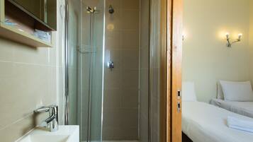 Standard Twin Room | Bathroom | Shower, hair dryer, towels