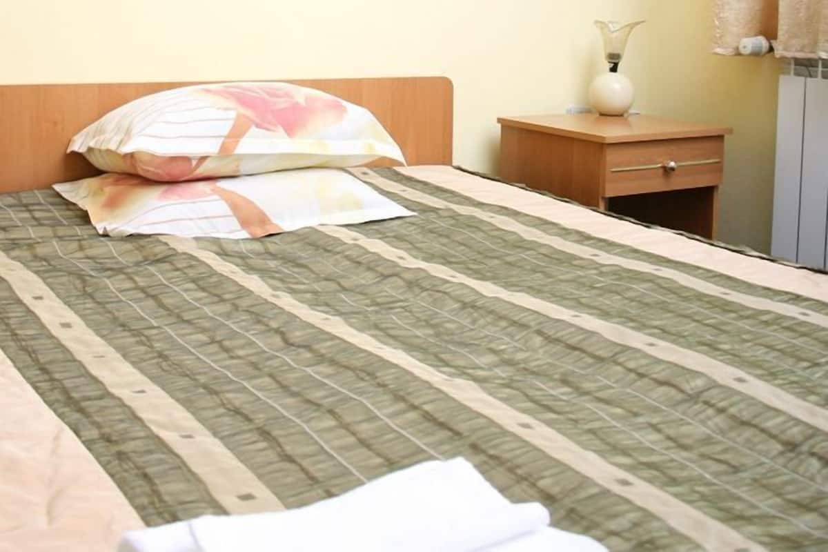 3 bedrooms, premium bedding, in-room safe, soundproofing