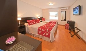 Quarto triplo superluxo | Escrivaninha, cortinas blackout, quartos à prova de som