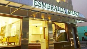 El exterior del hotel Esmeralda Select, con una entrada destacada y una escalera que conduce a la recepción.