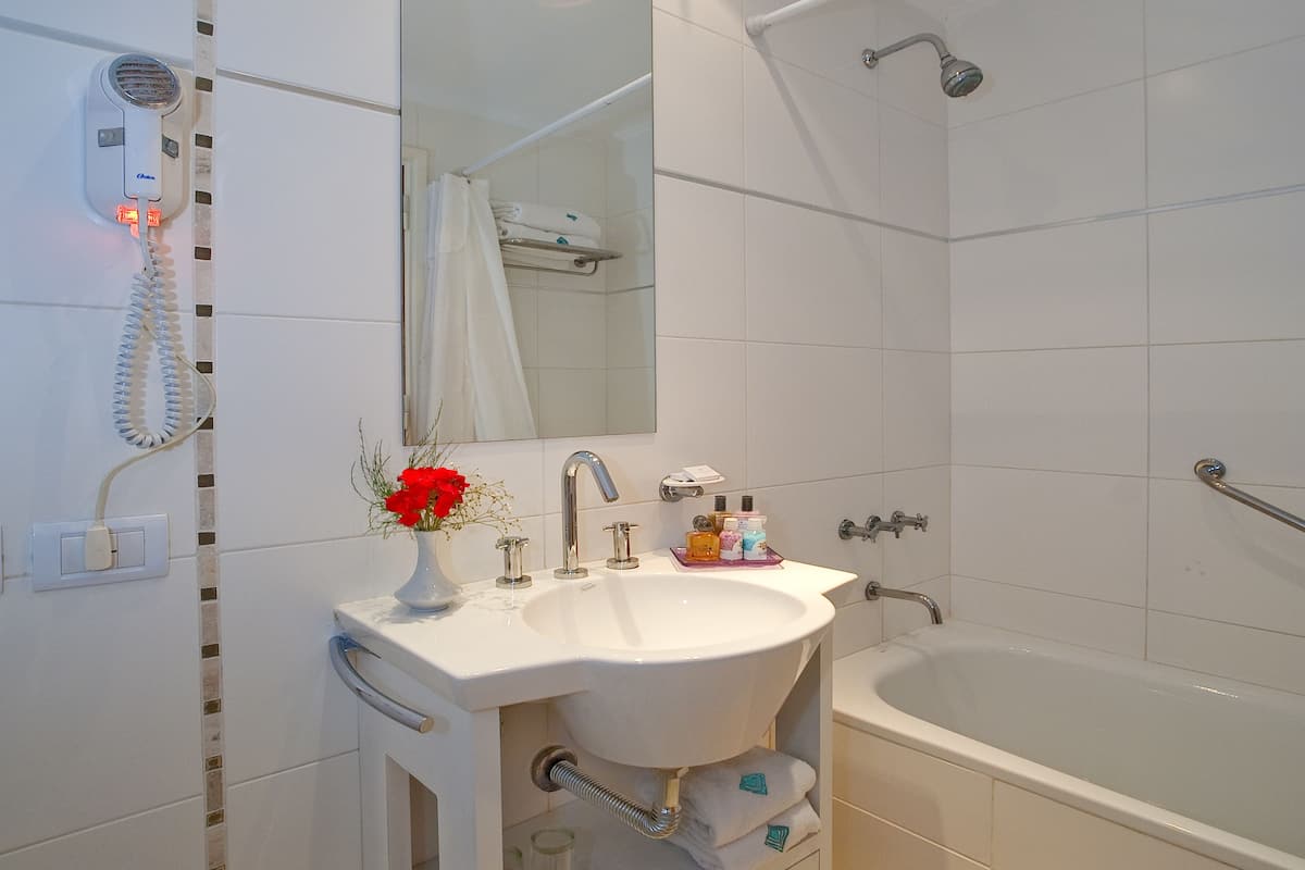 Artículos de tocador gratuitos, secador de pelo, bidet, toallas