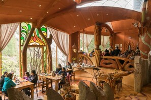 Se sirven desayunos y cocina internacional; con mesas al aire libre
