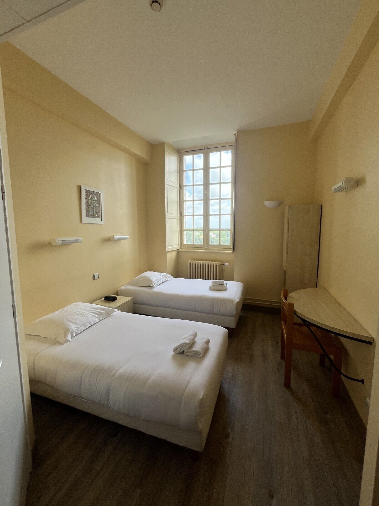 Chambre avec lits jumeaux sans télévision | Bureau, espace de travail pour ordinateur portable, Wi-Fi gratuit