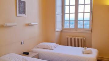 Standaard kamer, 2 eenpersoonsbedden | Een bureau, een laptopwerkplek, gratis wifi, beddengoed