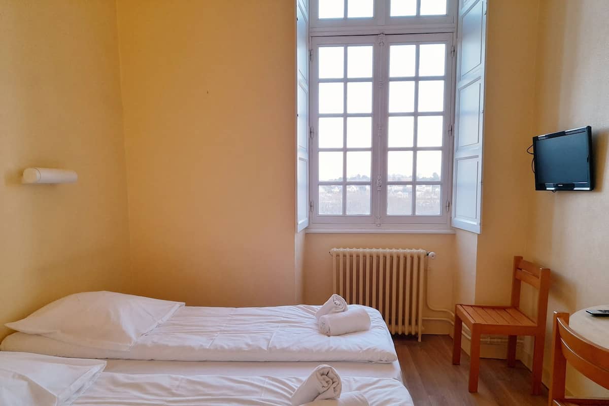 Double Room | Desk, laptop workspace, free WiFi, bed sheets