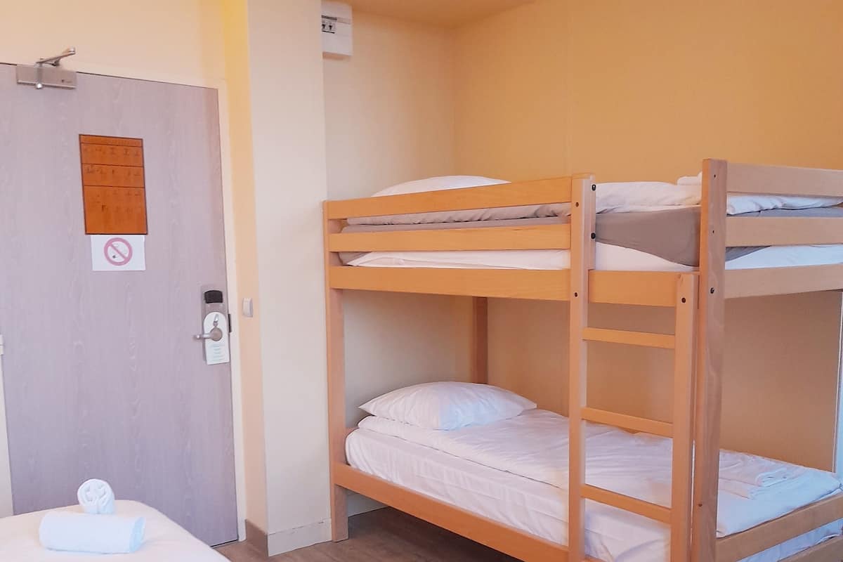 Triple Room | Desk, laptop workspace, free WiFi, bed sheets