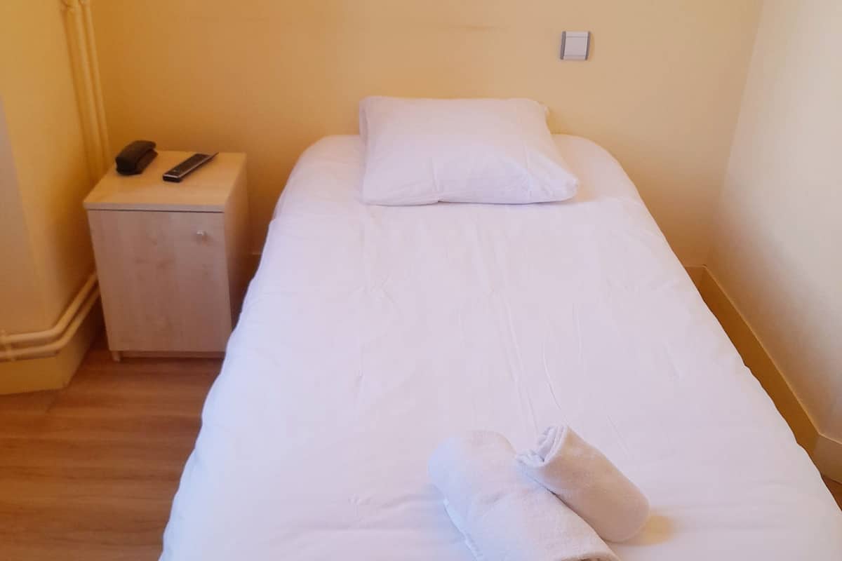 single room | desk, laptop workspace, free wifi, bed sheets