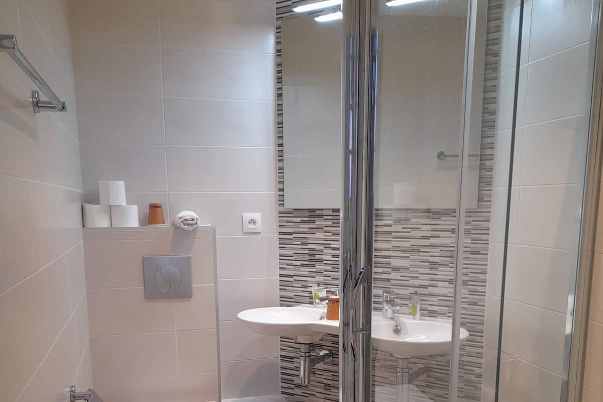 Shower, free toiletries, hair dryer, towels