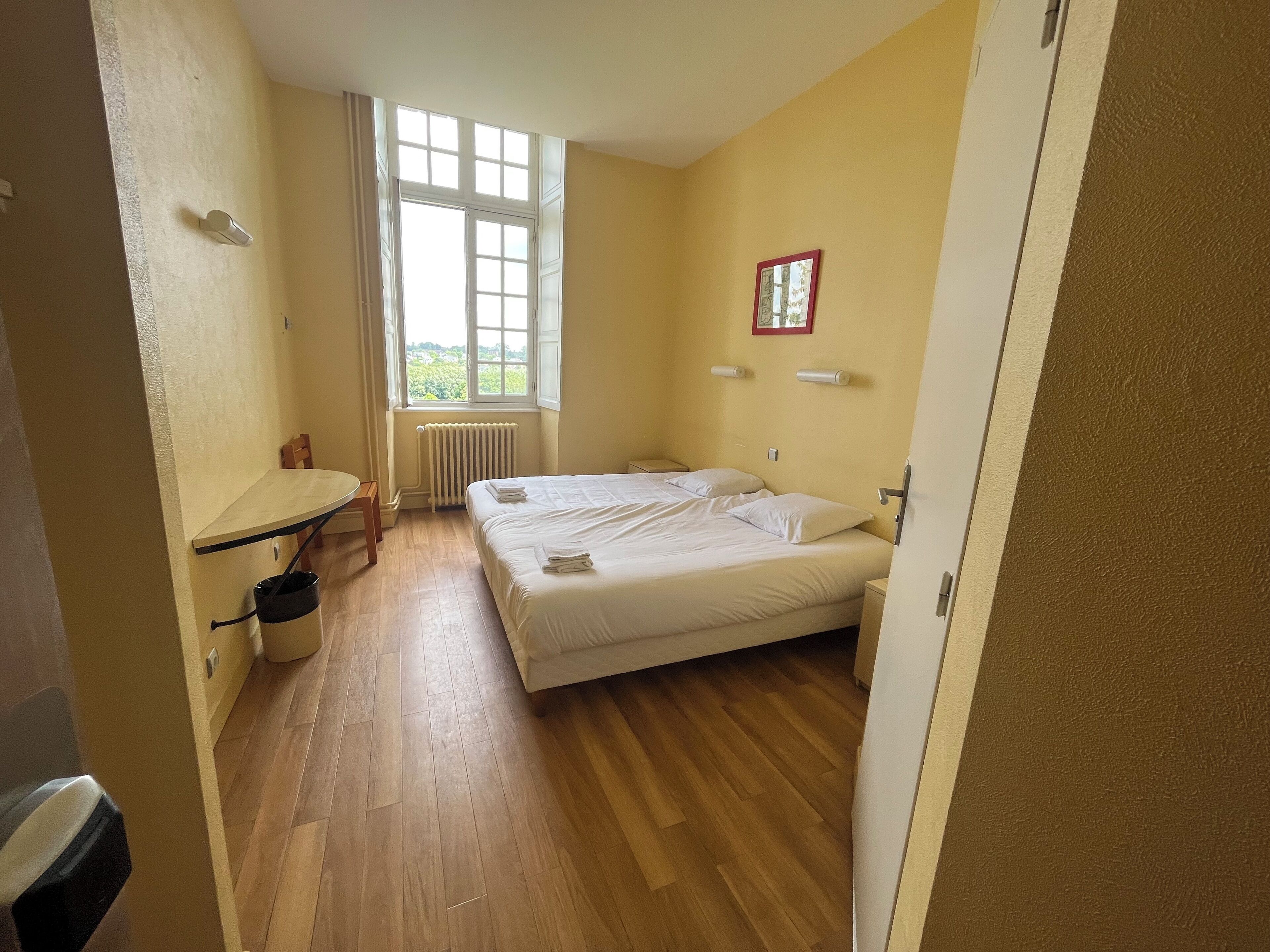 Bureau, espace de travail pour ordinateur portable, Wi-Fi gratuit