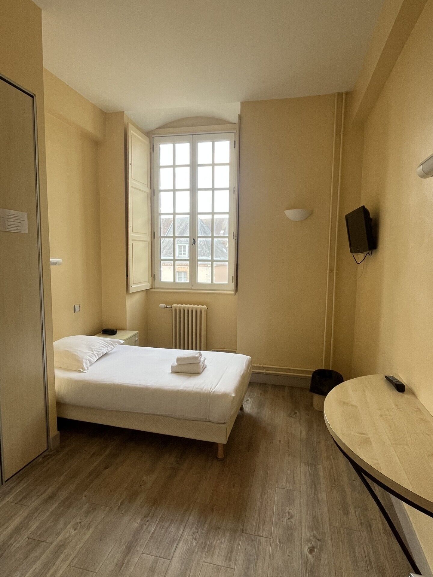 Bureau, espace de travail pour ordinateur portable, Wi-Fi gratuit
