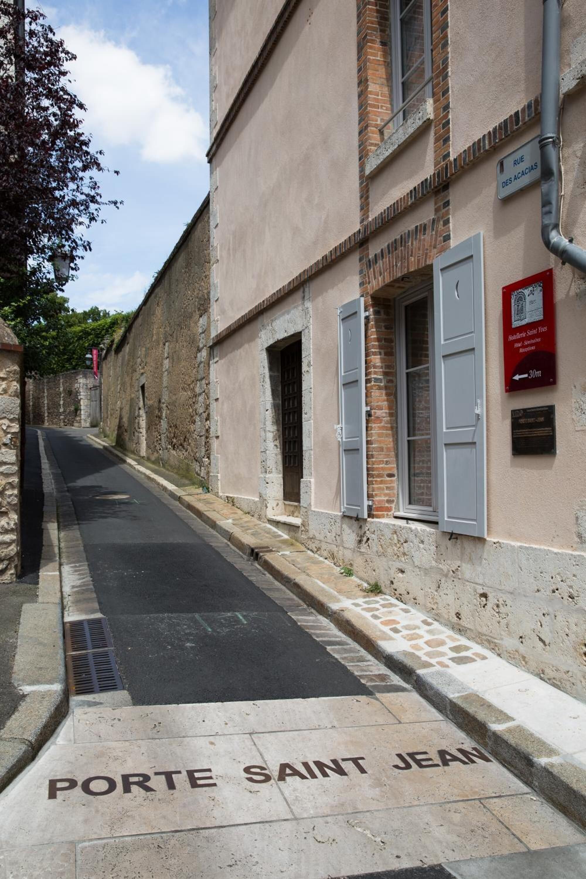 Una calle estrecha con un edificio que muestra la inscripción 