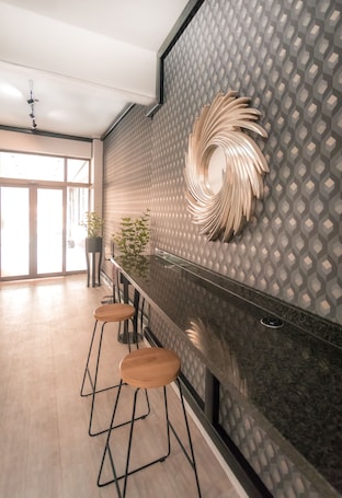 Caja de seguridad en la habitación y escritorio