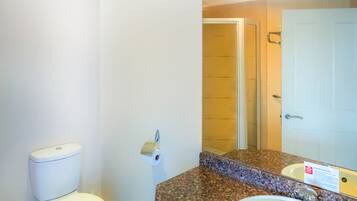 Douche, articles de toilette gratuits, serviettes fournies